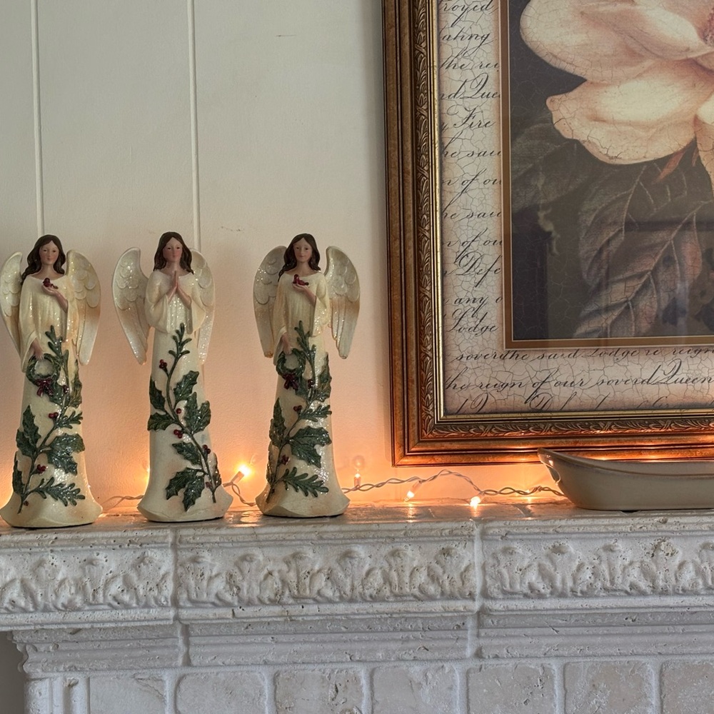 LOT of 3 Cream Angel Figurines with Holly Details - Picture 14 of 14